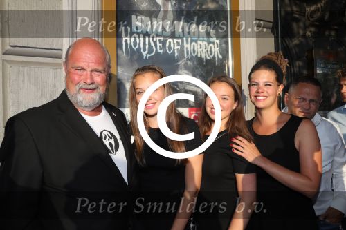 Amsterdam, 18 Augustus 2016
Premiere Hans Klok in Carre, House of Horror.
Bert Simhoffer met zijn dochters