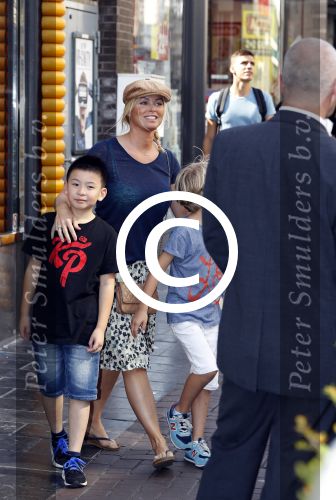 Amsterdam 31 augustus 2016
Presentatie Freek Vonk in Tuschinski. Bridget Maasland met zoon Mees