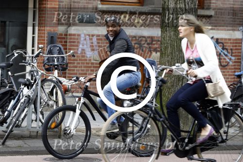 Amsterdam 13 augustus 2016
Bryan Roy op de fiets in Amsterdam zuid.