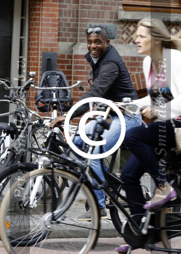 Amsterdam 13 augustus 2016
Bryan Roy op de fiets in Amsterdam zuid.