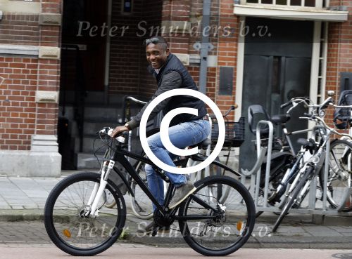 Amsterdam 13 augustus 2016
Bryan Roy op de fiets in Amsterdam zuid.