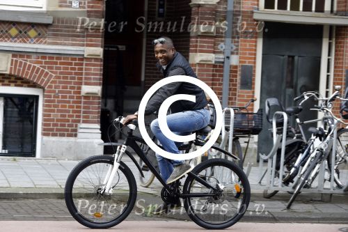 Amsterdam 13 augustus 2016
Bryan Roy op de fiets in Amsterdam zuid.