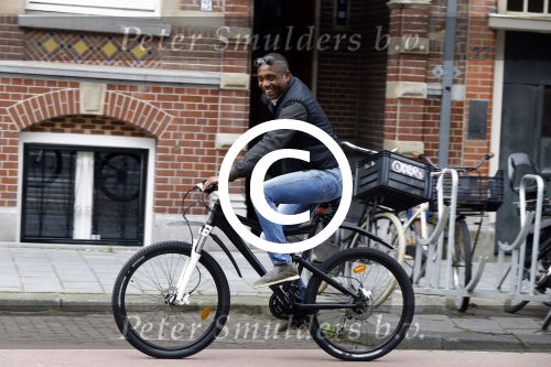 Amsterdam 13 augustus 2016
Bryan Roy op de fiets in Amsterdam zuid.