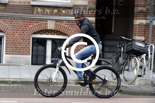 Amsterdam 13 augustus 2016
Bryan Roy op de fiets in Amsterdam zuid.