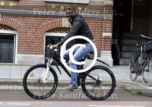 Amsterdam 13 augustus 2016
Bryan Roy op de fiets in Amsterdam zuid.