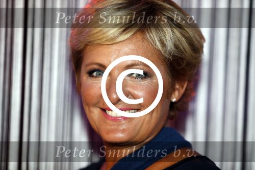Hilversum 22 augustus 2016
Perspresentatie NPO in studio 21met alle presentatoren. Caroline Tensen met arm in Mitella