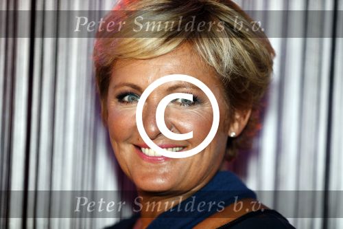 Hilversum 22 augustus 2016
Perspresentatie NPO in studio 21met alle presentatoren. Caroline Tensen met arm in Mitella