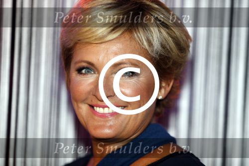 Hilversum 22 augustus 2016
Perspresentatie NPO in studio 21met alle presentatoren. Caroline Tensen met arm in Mitella