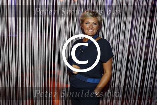 Hilversum 22 augustus 2016
Perspresentatie NPO in studio 21met alle presentatoren. Caroline Tensen met arm in Mitella