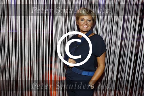 Hilversum 22 augustus 2016
Perspresentatie NPO in studio 21met alle presentatoren. Caroline Tensen met arm in Mitella