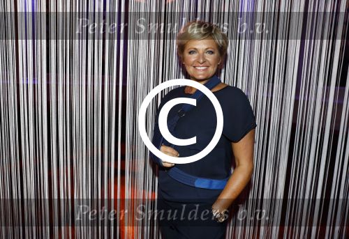 Hilversum 22 augustus 2016
Perspresentatie NPO in studio 21met alle presentatoren. Caroline Tensen met arm in Mitella