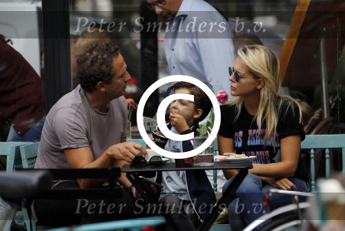 Amsterdam 3 september 2016
 Chantal janzen met man Marco en zoon Jasmes ijsje eten