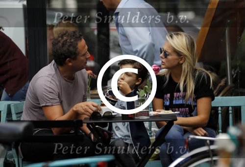 Amsterdam 3 september 2016
 Chantal janzen met man Marco en zoon Jasmes ijsje eten
