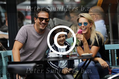 Amsterdam 3 september 2016
 Chantal janzen met man Marco en zoon Jasmes ijsje eten