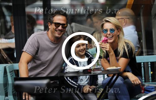 Amsterdam 3 september 2016
 Chantal janzen met man Marco en zoon Jasmes ijsje eten