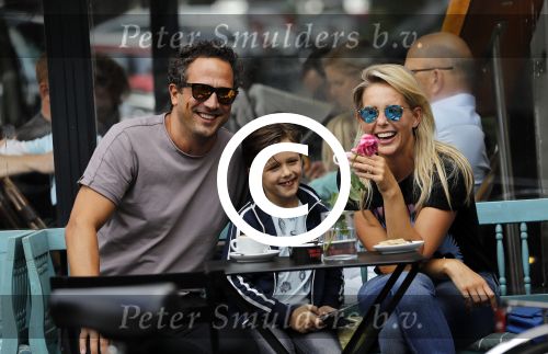 Amsterdam 3 september 2016
 Chantal janzen met man Marco en zoon Jasmes ijsje eten