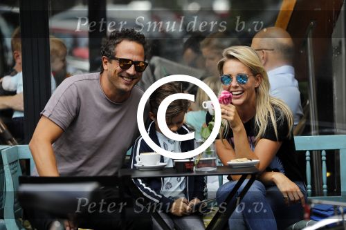 Amsterdam 3 september 2016
 Chantal janzen met man Marco en zoon Jasmes ijsje eten