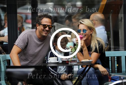 Amsterdam 3 september 2016
 Chantal janzen met man Marco en zoon Jasmes ijsje eten