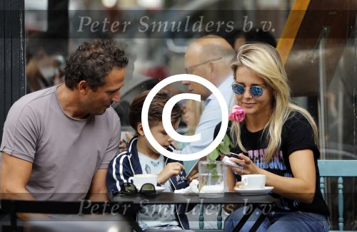 Amsterdam 3 september 2016
 Chantal janzen met man Marco en zoon Jasmes ijsje eten