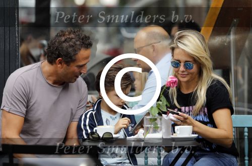 Amsterdam 3 september 2016
 Chantal janzen met man Marco en zoon Jasmes ijsje eten