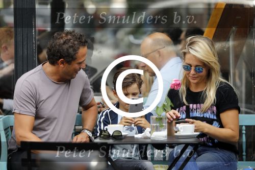 Amsterdam 3 september 2016
 Chantal janzen met man Marco en zoon Jasmes ijsje eten