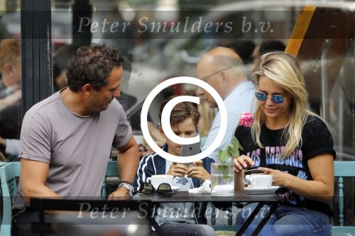 Amsterdam 3 september 2016
 Chantal janzen met man Marco en zoon Jasmes ijsje eten