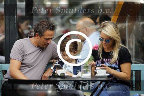 Amsterdam 3 september 2016
 Chantal janzen met man Marco en zoon Jasmes ijsje eten