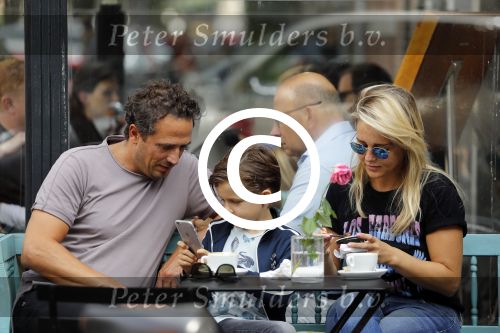 Amsterdam 3 september 2016
 Chantal janzen met man Marco en zoon Jasmes ijsje eten