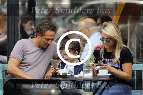 Amsterdam 3 september 2016
 Chantal janzen met man Marco en zoon Jasmes ijsje eten