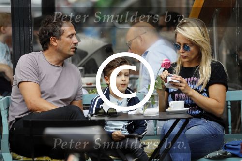 Amsterdam 3 september 2016
 Chantal janzen met man Marco en zoon Jasmes ijsje eten