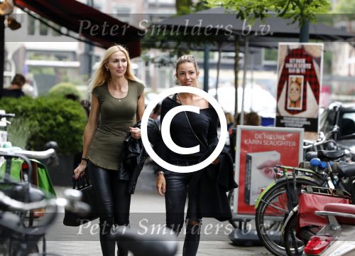 Amsterdam 21 juni 2016 
Christie Bokma met een vriendin op de cornelis schuytstraat