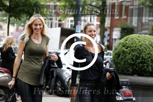 Amsterdam 21 juni 2016 
Christie Bokma met een vriendin op de cornelis schuytstraat