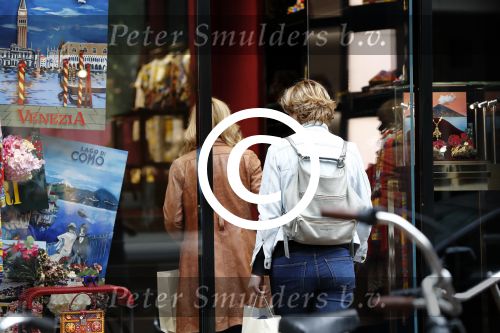 Amsterdam 21 juni 2016 
Claudia de Breij met haar vriendin Jessica v Geel op de pc hooftstraat