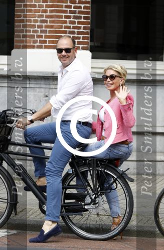 Amsterdam 7 juli 2016 
Connie Witteman met haar vriend Eugene v Dun op de fiets in Amsterdam.