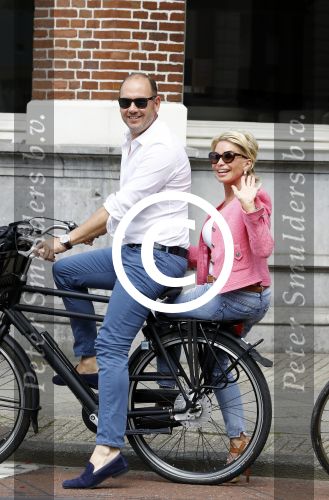 Amsterdam 7 juli 2016 
Connie Witteman met haar vriend Eugene v Dun op de fiets in Amsterdam.