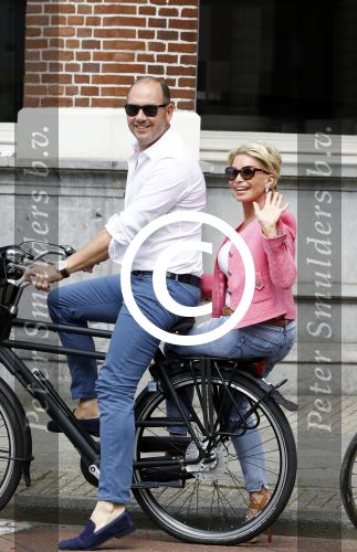 Amsterdam 7 juli 2016 
Connie Witteman met haar vriend Eugene v Dun op de fiets in Amsterdam.