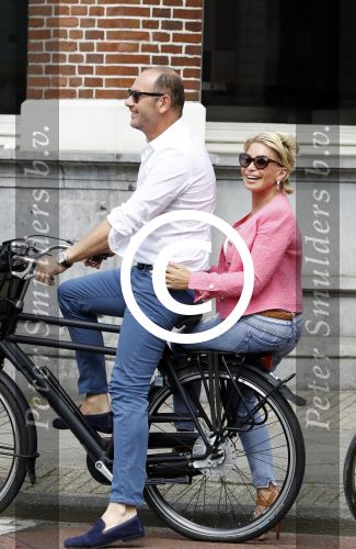 Amsterdam 7 juli 2016 
Connie Witteman met haar vriend Eugene v Dun op de fiets in Amsterdam.