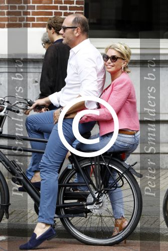 Amsterdam 7 juli 2016 
Connie Witteman met haar vriend Eugene v Dun op de fiets in Amsterdam.