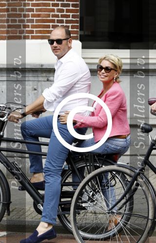 Amsterdam 7 juli 2016 
Connie Witteman met haar vriend Eugene v Dun op de fiets in Amsterdam.