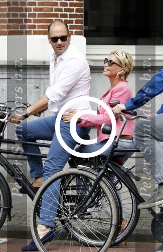 Amsterdam 7 juli 2016 
Connie Witteman met haar vriend Eugene v Dun op de fiets in Amsterdam.