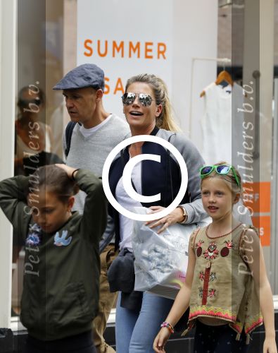 Amsterdam 22 juni 2016 
Danielle Oerlemans met allemaal kinderen in amsterdam zuid