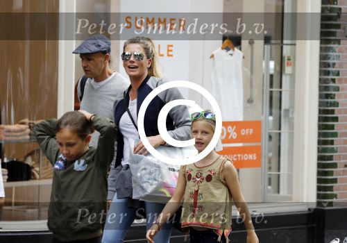 Amsterdam 22 juni 2016 
Danielle Oerlemans met allemaal kinderen in amsterdam zuid