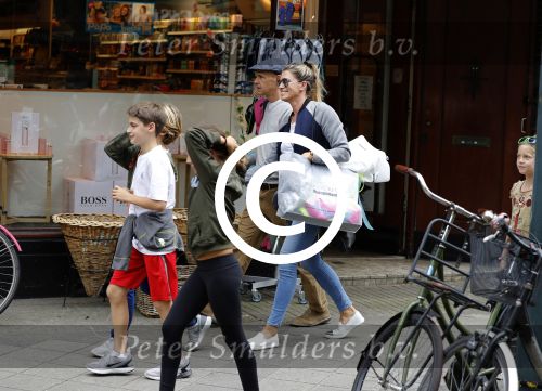 Amsterdam 22 juni 2016 
Danielle Oerlemans met allemaal kinderen in amsterdam zuid
