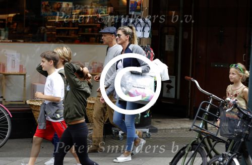 Amsterdam 22 juni 2016 
Danielle Oerlemans met allemaal kinderen in amsterdam zuid