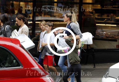 Amsterdam 22 juni 2016 
Danielle Oerlemans met allemaal kinderen in amsterdam zuid