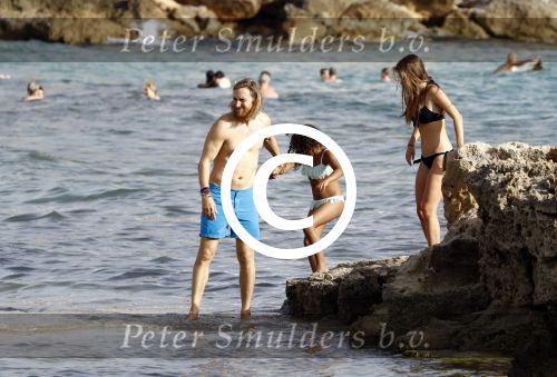 Ibiza 17 augustus 2016
David Guetta met zijn kinderen Tim en Angie op het strand bij Cala tarida. (dochter mint groienen bikini en zoon donkerblauwe zwembroek met rode en licht blauwe bies)