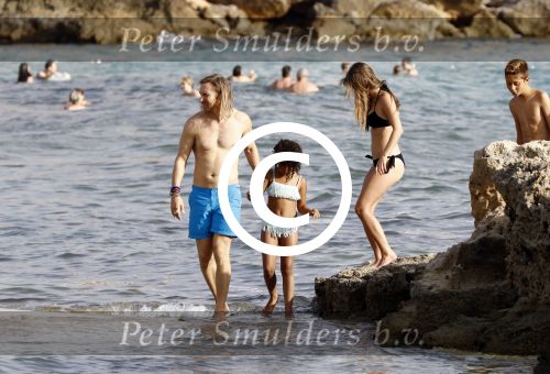 Ibiza 17 augustus 2016
David Guetta met zijn kinderen Tim en Angie op het strand bij Cala tarida. (dochter mint groienen bikini en zoon donkerblauwe zwembroek met rode en licht blauwe bies)