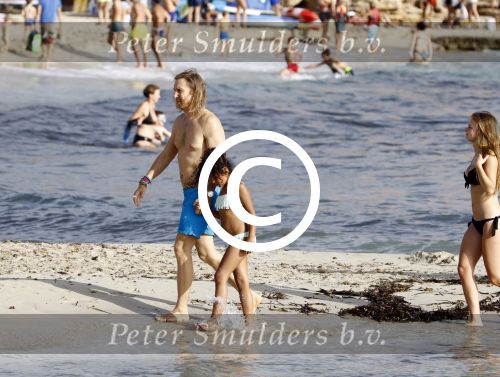 Ibiza 17 augustus 2016
David Guetta met zijn kinderen Tim en Angie op het strand bij Cala tarida. (dochter mint groienen bikini en zoon donkerblauwe zwembroek met rode en licht blauwe bies)