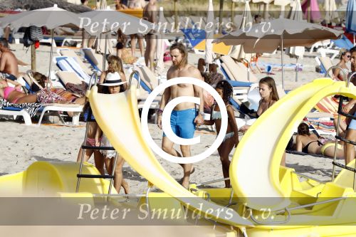 Ibiza 17 augustus 2016
David Guetta met zijn kinderen Tim en Angie op het strand bij Cala tarida. (dochter mint groienen bikini en zoon donkerblauwe zwembroek met rode en licht blauwe bies)