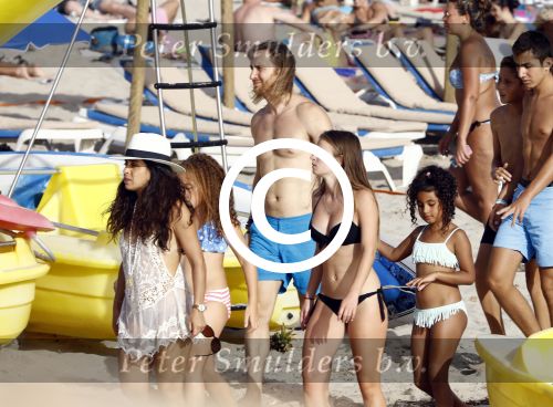 Ibiza 17 augustus 2016
David Guetta met zijn kinderen Tim en Angie op het strand bij Cala tarida. (dochter mint groienen bikini en zoon donkerblauwe zwembroek met rode en licht blauwe bies)